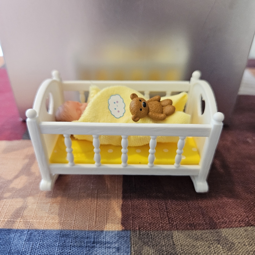 Zuru Mini Baby Doll in Yellow Swaddle with Brown Teddy in White Cradle - Picture 3 of 7